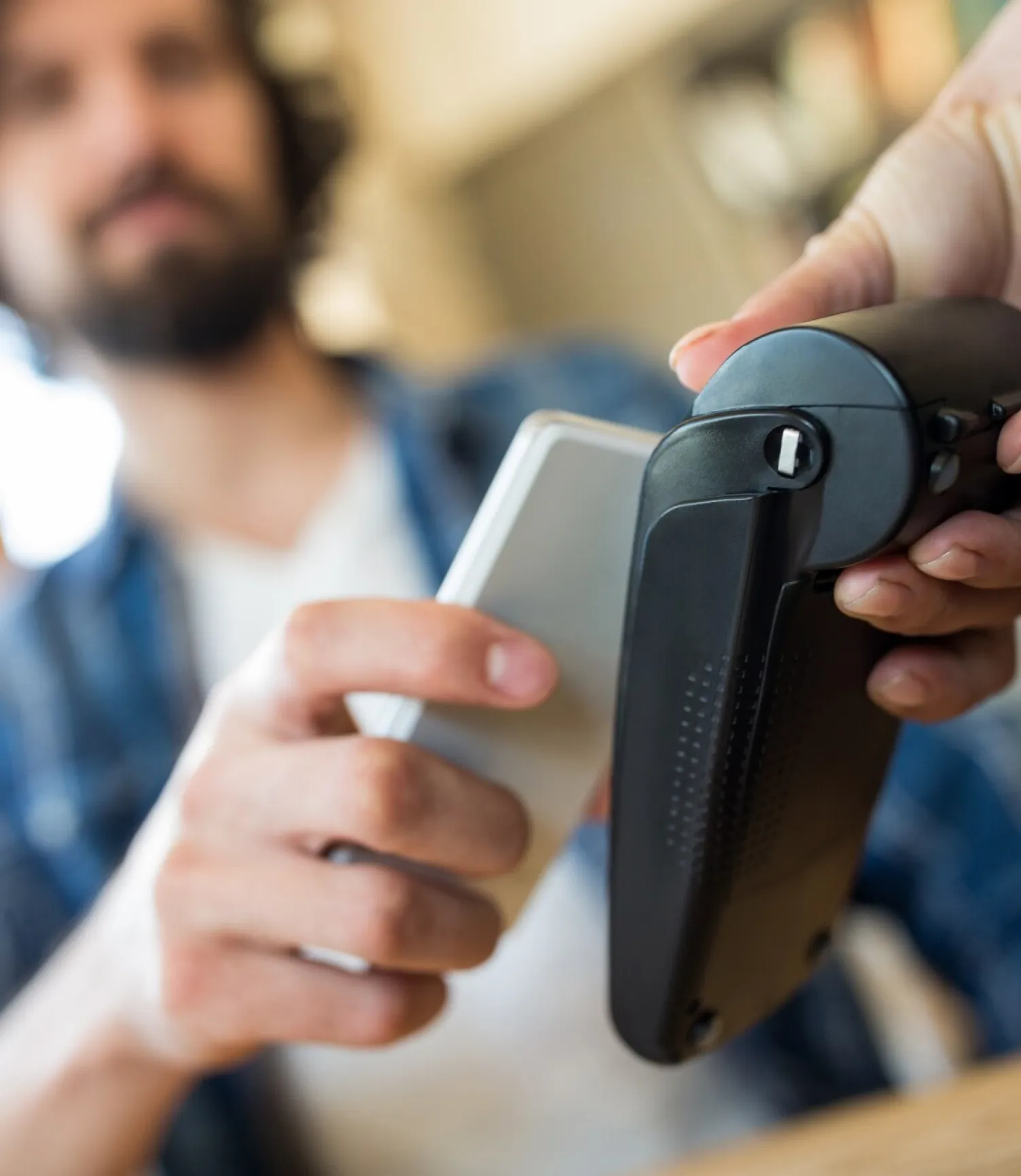 Mobile screen showing a kitchen with a virtual tour badge